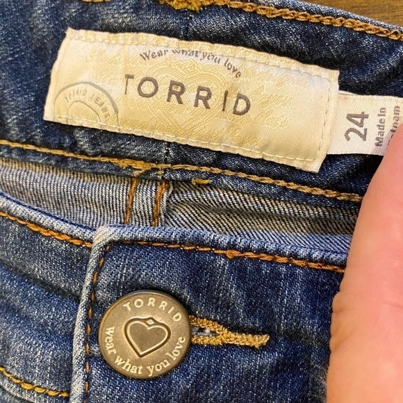 Torrid Size 24 Denim Jeans Shorts Mid Rise Stretch Blue Cutoffs Plus Size - Picture 3 of 7